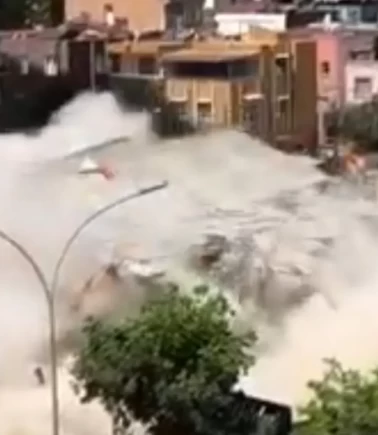 Adana'da korkunç ihmal! Yıkılan binadan son anda kaçtı: Ölümle burun buruna geldiği o anlar kamerada!