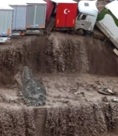 Yamaçlardan kopan kayalar yolları kapattı!