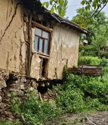 Heyelan sonrası 2 ev tahliye edildi