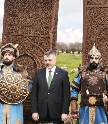 Bakan Çiftçi Ahlat’ta Selçuklu Mezarlığı’nı ziyaret etti