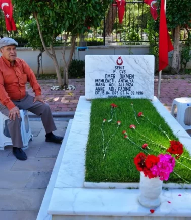 Şehit babası evladının kabri başında yürekleri dağladı