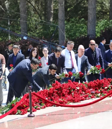 Haydar Aliyev, doğumunun 103. yılında mezarı başında anıldı