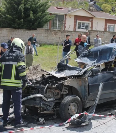 Kayseri’de kahreden kaza! Otomobil dev kamyonun altına ok gibi saplandı