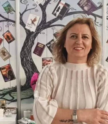 Ünlü Yazar Ayten Öztürk hayatını kaybetti