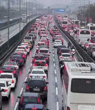 Bayram dönüşü İstanbul yollarında yoğunluk