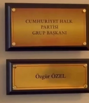 Özgür Özel'in Meclis'teki odasının kapısına Grup Başkanı yazısı asıldı!