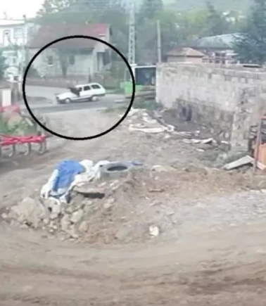 Otobüsten inip karşıya geçmek isteyen gence otomobil böyle çarptı!