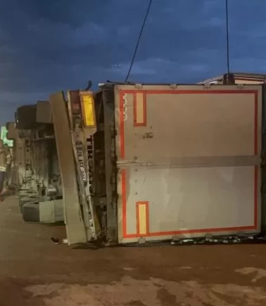 Devrilen tır trafiği felç etti