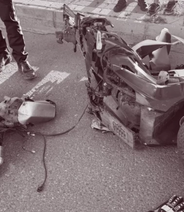 Motosiklet ikiye bölündü, sürücü ağır yaralı!