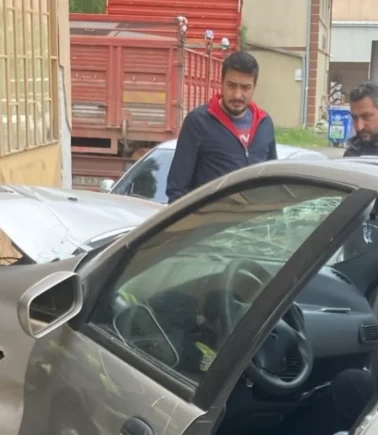 Direksiyon başında bayılan sürücü boş dükkana girdi!