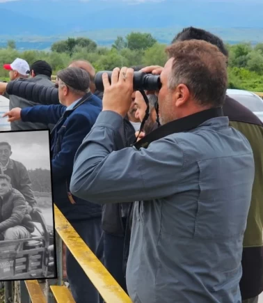Fotoğraf çektirmek isterken triportörle suya düştüler!