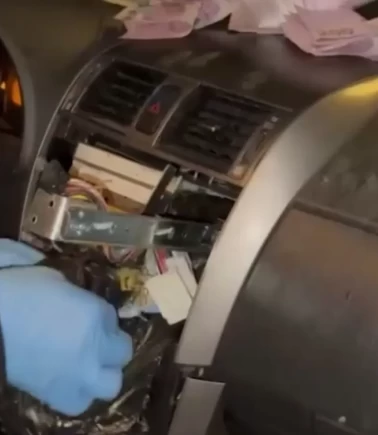 Beykoz’da film gibi operasyon! Kavacık’ta durdurulan araçtan gelen koku polisi harekete geçirdi: Narkotik köpeği zulayı eliyle koymuş gibi buldu!