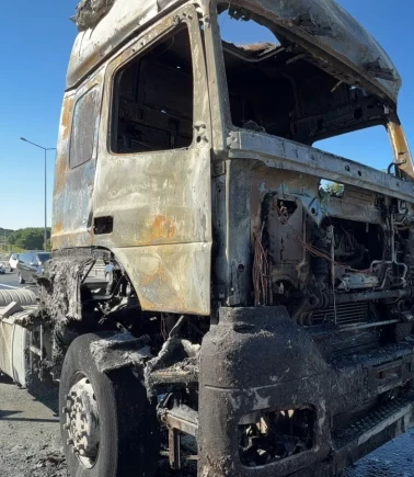 Yol alevlere teslim oldu, kilometrelerce kuyruk oluştu