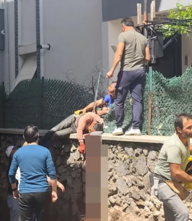 Aksaray'da çatıdan düşen işçinin sırtına demir korkuluk saplandı!