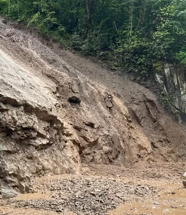 Trabzon’daki heyelanda minibüsteki 3 kişi son anda kurtuldu