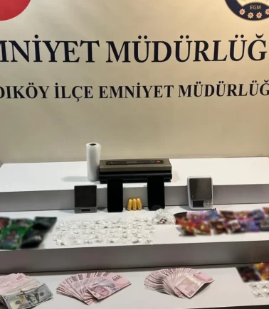 Kadıköy’de polisin şüphesi zehir şebekesini çökertti! Aracın tamponuna gizlemişler: Deste deste para ve uyuşturucu ele geçirildi!
