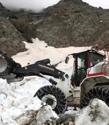 Bitlis’te Mayıs’ta kar şoku: İş makineleri karın altında kaldı!