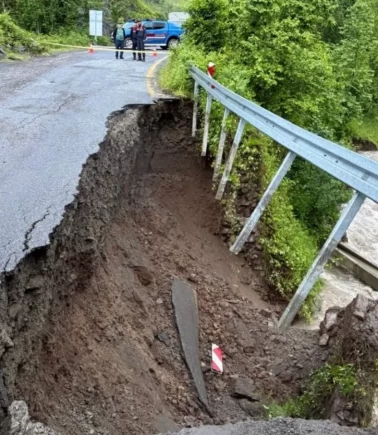 Dere taştı, 5 köyün ulaşım yolu çöktü!