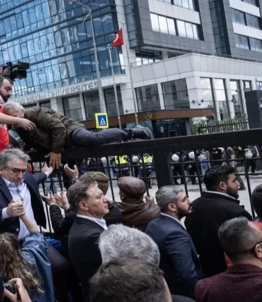 CHP Genel Merkezi’nde kaza! Isparta İl Başkanı binaya tırmanırken düştü!
