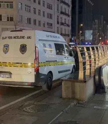 Raylara atlayan kişi hayatını kaybetti