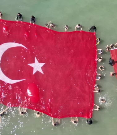 Hatay’da denizde 138 metrekarelik Türk bayrağı açıldı