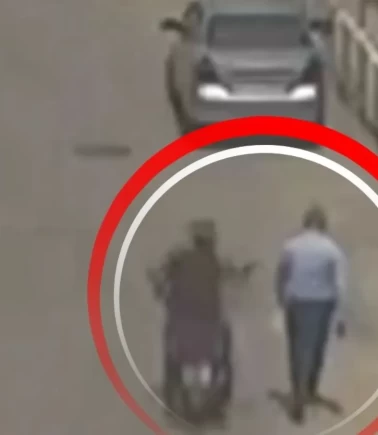 Motosikletli saldırganın 'bıçaklı kesik' anı kamerada!