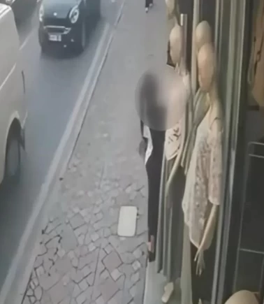 Cansız mankeni soyup kıyafetlerini giydi