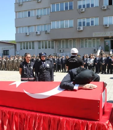 Şehit Tayfun Baş'ın eşinden yürek yakan sözler: 'Kızım baban melek oldu'