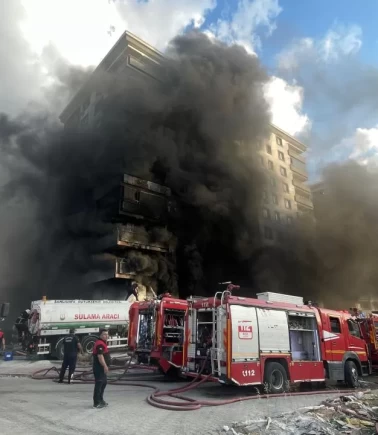 Şanlıurfa’da 10 katlı binada korkutan yangın