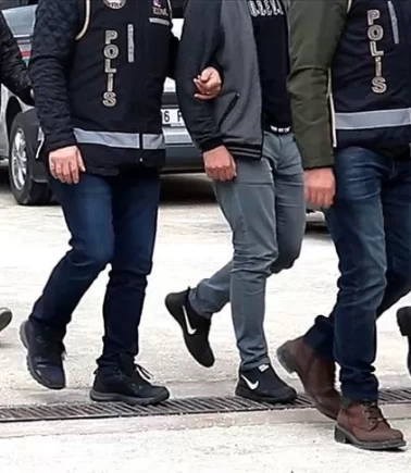 Yurt dışına kaçmak isteyen FETÖ şüphelilerine darbe! 7 kişi yakalandı