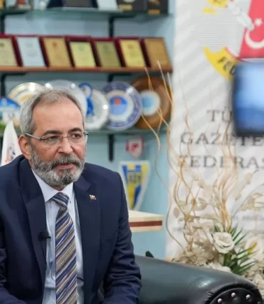 Eski belediye başkanı 'nitelikli dolandırıcılık' suçundan tutuklandı