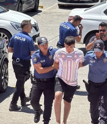 Trafikte dehşet saçtı: Kaçarken önce polise sonra motosiklete çarptı!