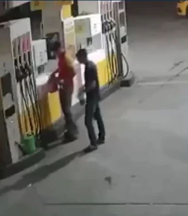 Eline benzin alıp lüks araçları kundakladı!