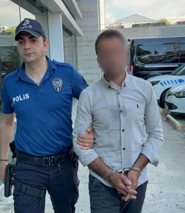 Para yüzünden tartıştığı müşterisinin üzerine kaynar çay döktü!
