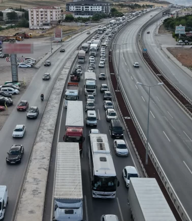 Trafikte tatil yoğunluğu! Kaza sonucu araçlar durma noktasına geldi