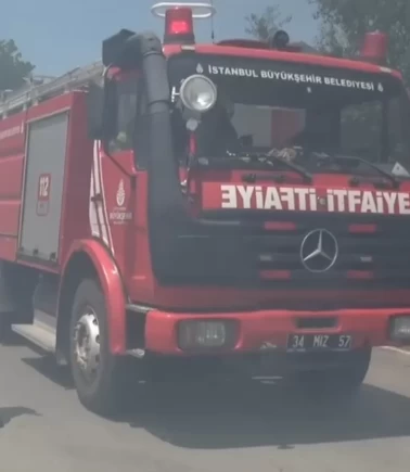Silivri'de yangını söndürmeye gelen itfaiyeye kürekli saldırı!