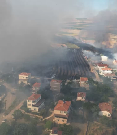 Tekirdağ’da korkutan tarla yangını: Alevler çevreye sıçradı, evler tahliye edildi!