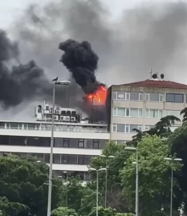 Beyoğlu'nda çatı katında korkutan yangın!