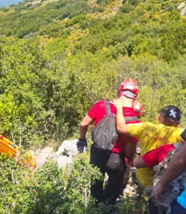 Babadağ’da yamaç paraşütü ormanlık alana çakıldı! Pilot ve Rus turist yaralandı