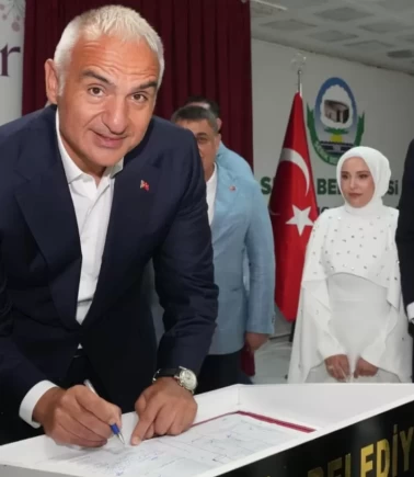 Bakan Ersoy, Serik'te Antalyalı çiftin nikah şahidi oldu!
