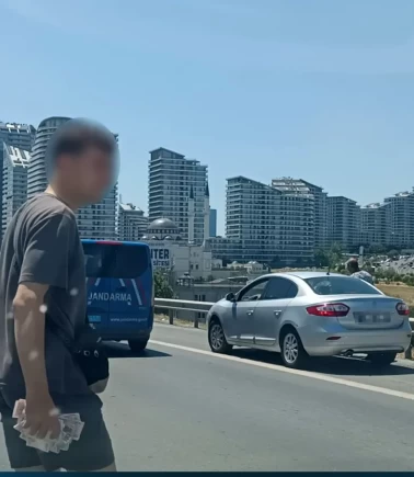 Düşen kuryenin paraları yola saçıldı! Vatandaşlar toplamak için yarıştı