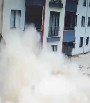 Gök gürültüsü sandılar, canlarını zor kurtardılar! Oda bir anda taşla doldu