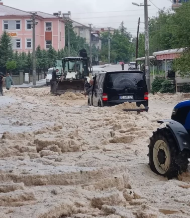 Afyonkarahisar’da yaz günü kış kabusu! Dolu yağışı hayatı felç etti