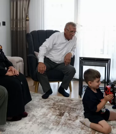 Bakan Kurum depremzede Yusuf'u Adıyaman'da ziyaret etti