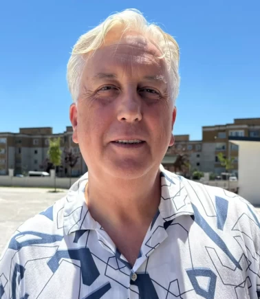 İmamı önce darp etti, sonra kolunu ısırdı