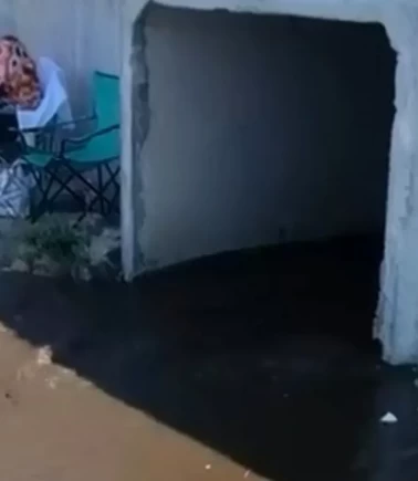 Denize girenlerin üzerine kanalizasyon suyu aktı