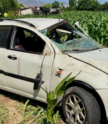 Kargo kamyonu otomobile çarptı: Çok sayıda yaralı var
