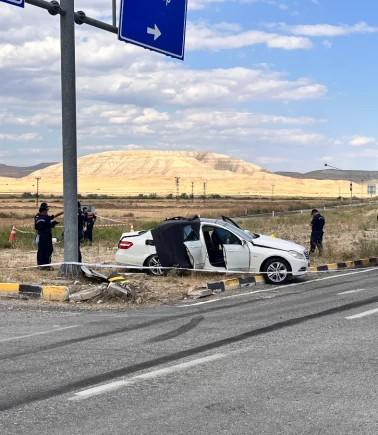 Kamyonla çarpışan otomobilde 3 ölü, 2 yaralı
