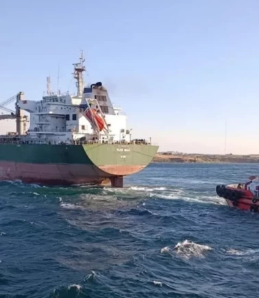 Çanakkale Boğazı'nda dev gemi karaya oturdu
