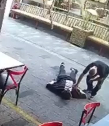 Bayılan gencin cüzdanını çaldı
